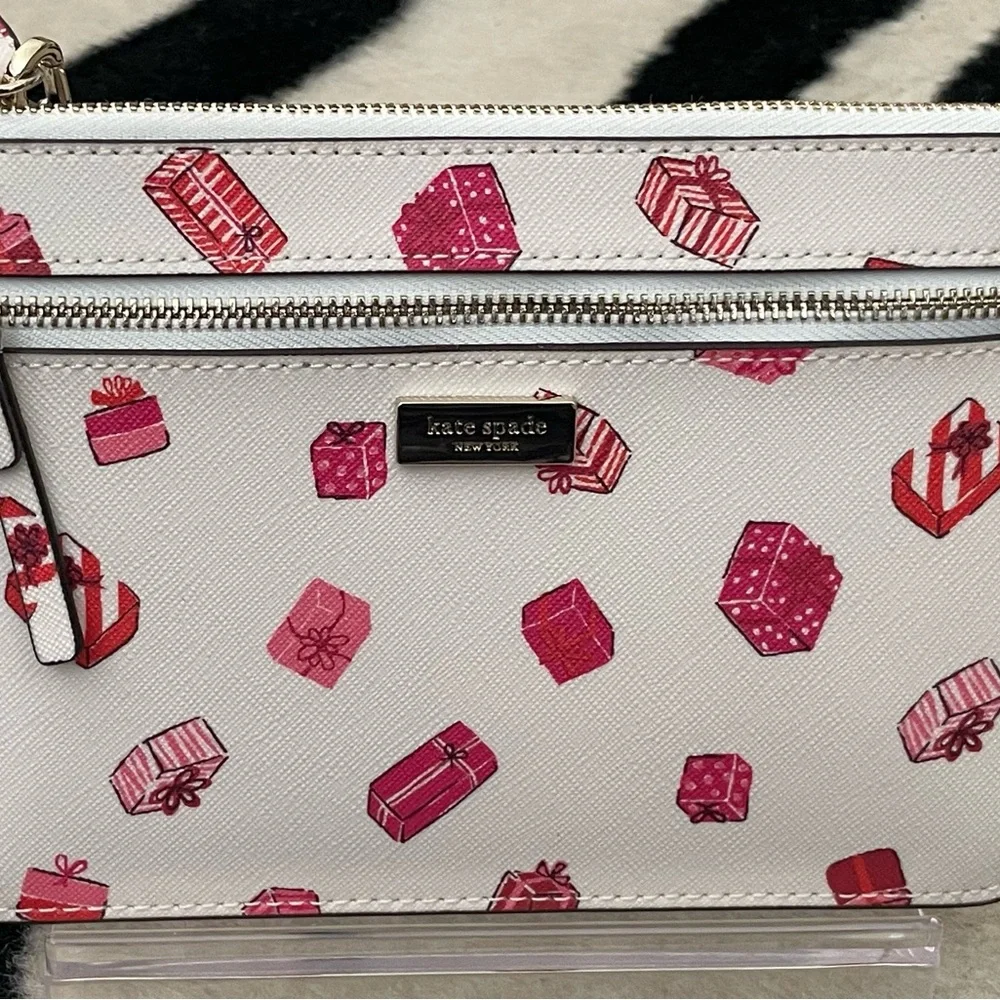 KATE SPADE Wristlet Gifts Printed “Tinie” Pink and White Multi-Color NWT 🩷🤍🩷
